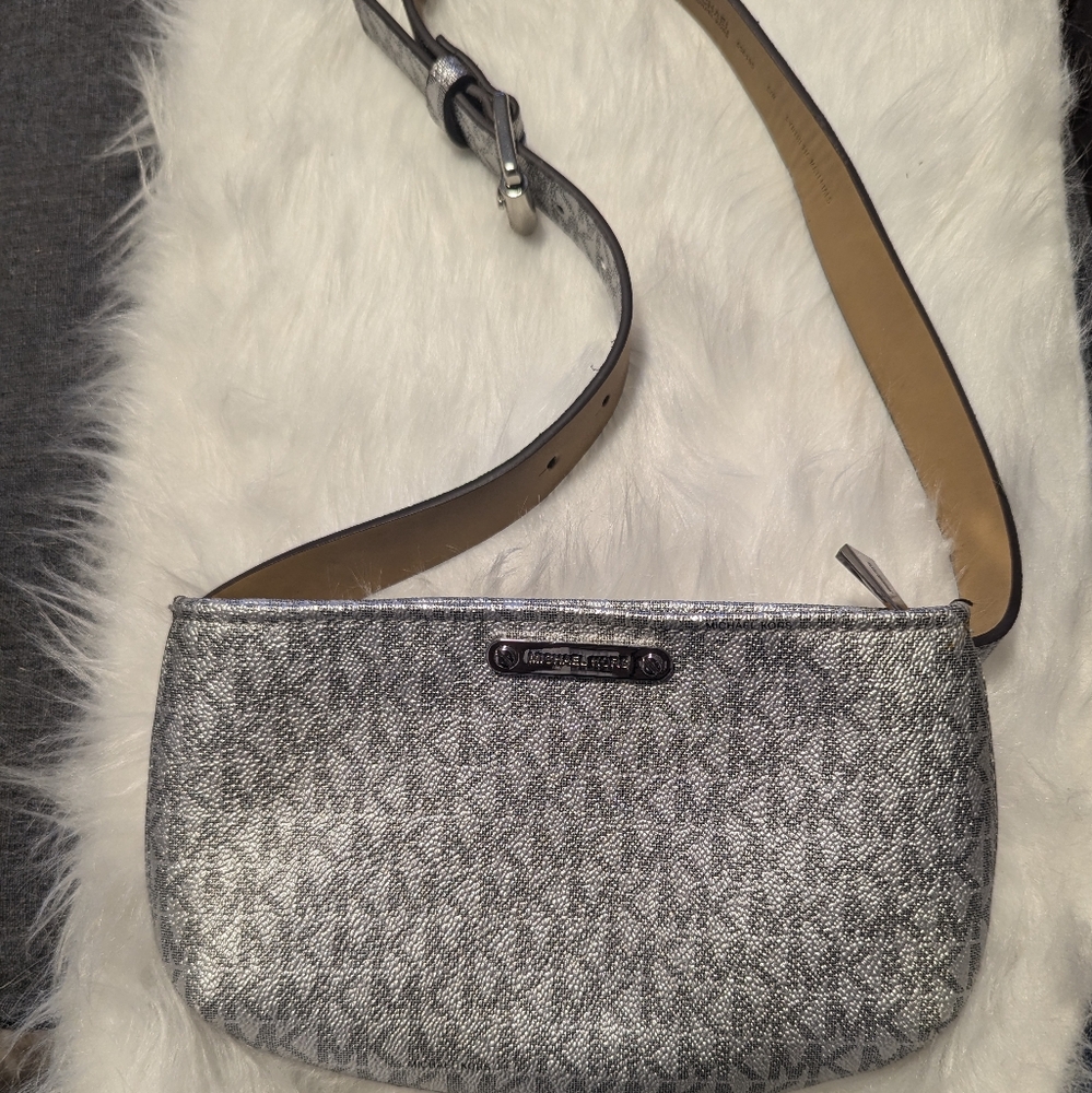 Michael Kors Silver Bag /Belt Fanny Pack - Picture 2 of 7